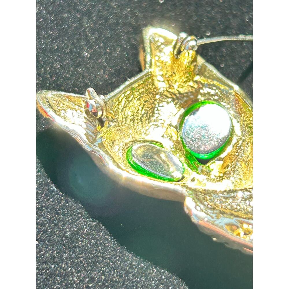 Vintage AJC Egyptian Cat Brooch Gold Tone Matte Finish Green Eyes Pin - Picture 8 of 9